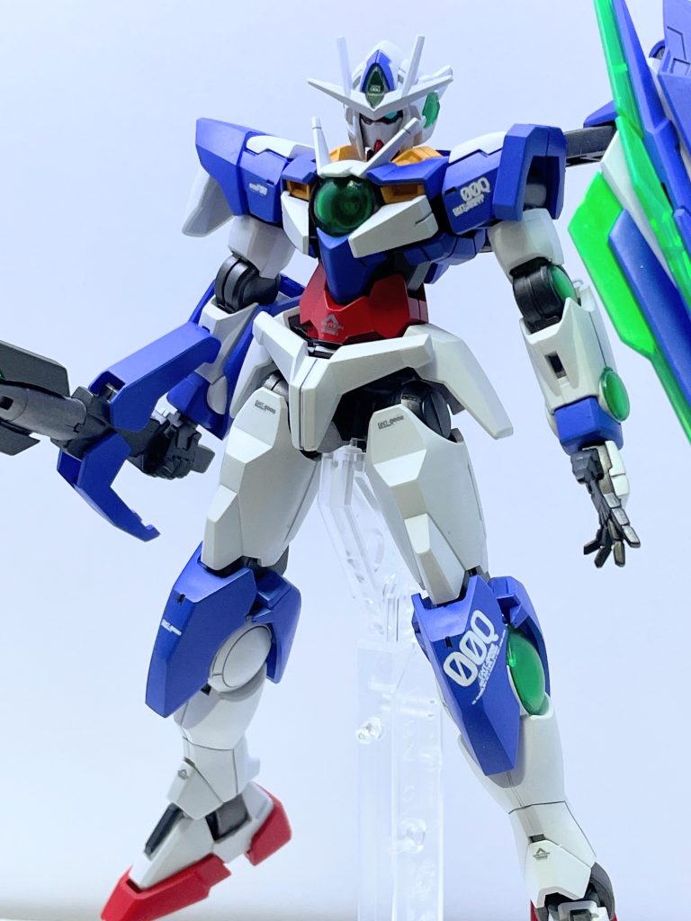 ブルーやホワイトの色味、内部フレームの塗り分けにこだわり、デカールを追加して仕上げました。仕上げは半光沢。ツヤを抑えつつ、装甲の質感や立体感が残るようにしています。