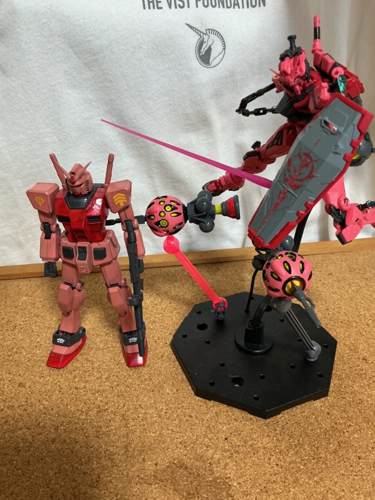 赤いやつと比較！！右の怖いなww