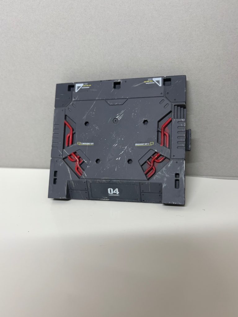 バインダーのせいで自立できなくなったので台座も作りました。踵と台座側にマグネットが入っていて自立サポート用です。メルカリ出品してるので良ければお願いします！