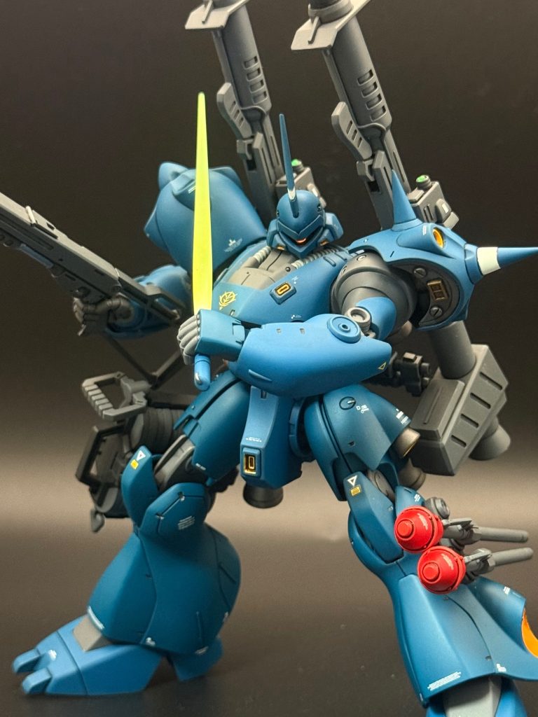 サーベルは蛍光イエローからの白でグラデーションにしています。脚部装備品としてシュツルムファウストの二連ラックとチェーンマインラックを作成しています。