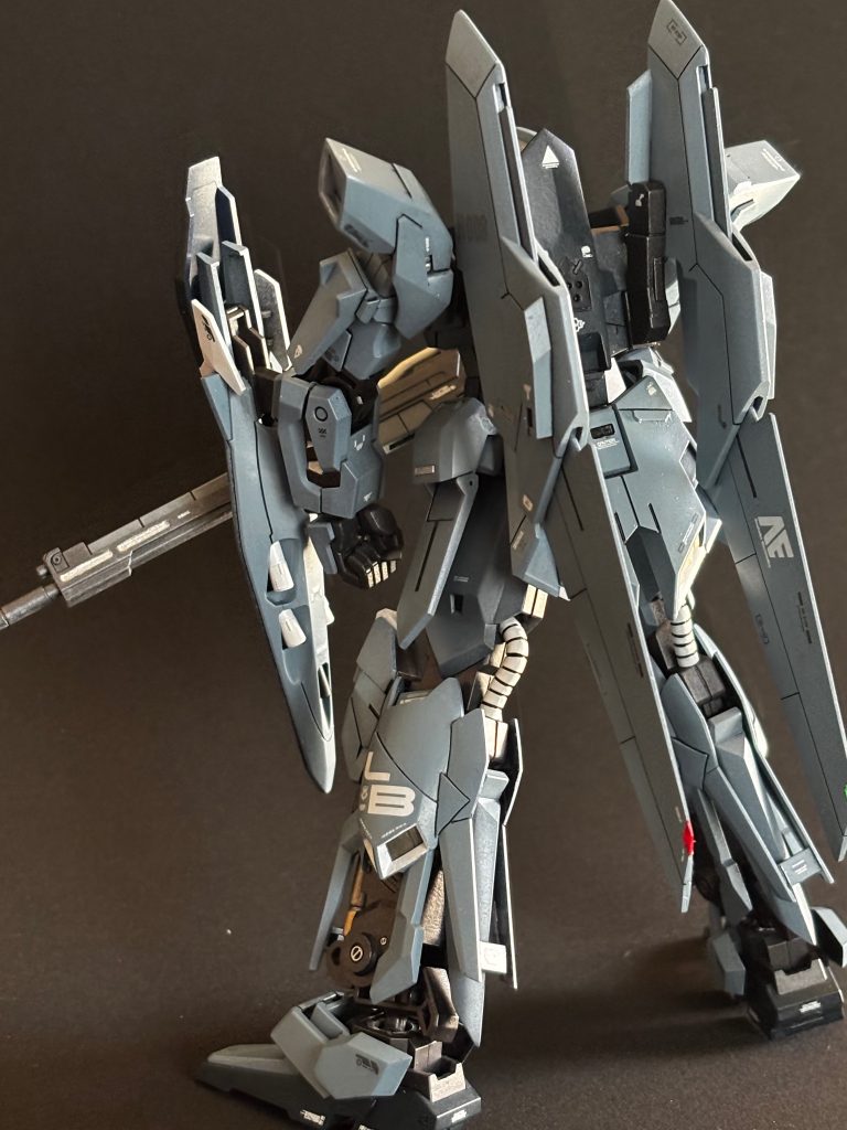 足首と翼にメタルパーツ使ってますHIQPARTSさんとスジボリ堂さんですデカールもいっぱい使ってますがロービジと考えて白、黒、グレーで色味を抑えてますガンダムデカール、MYKDESIGN、HIQPARTS、スジボリ堂、etc.