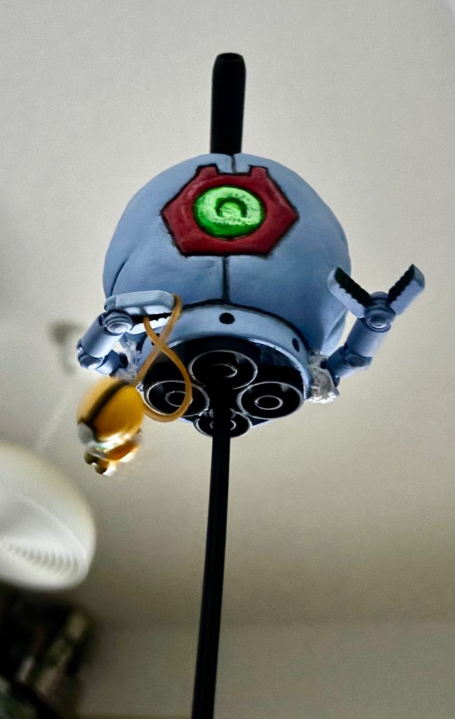 本体は直径７５ミリ発泡スチロール（芯材）伸びる乾くと弾力のある紙粘土（表面素材）なので乾く前にほぼ仕上げております（20分程で表面乾燥します）&nbsp;