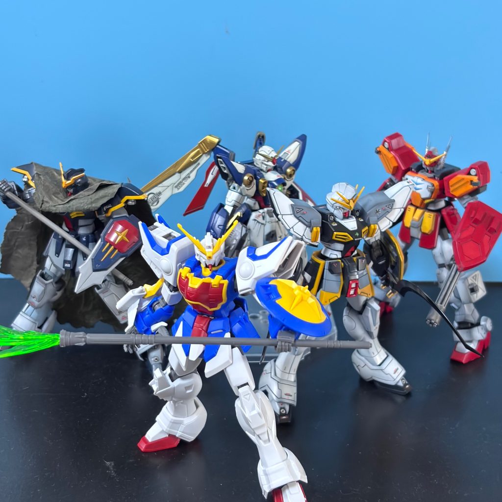 塗装前のパチ組み状態で集合写真です。WINGのみ以前アップしたEGです。実はあまり思い入れのある機体ではないのですが、例の五機揃えないと気が済まなかったので組みました。仮組み段階でもパッとしない印象。ところが塗装したら大バケ！めちゃかっこいい😎　たくさんの作品のなかから閲覧いただきありがとうございました。