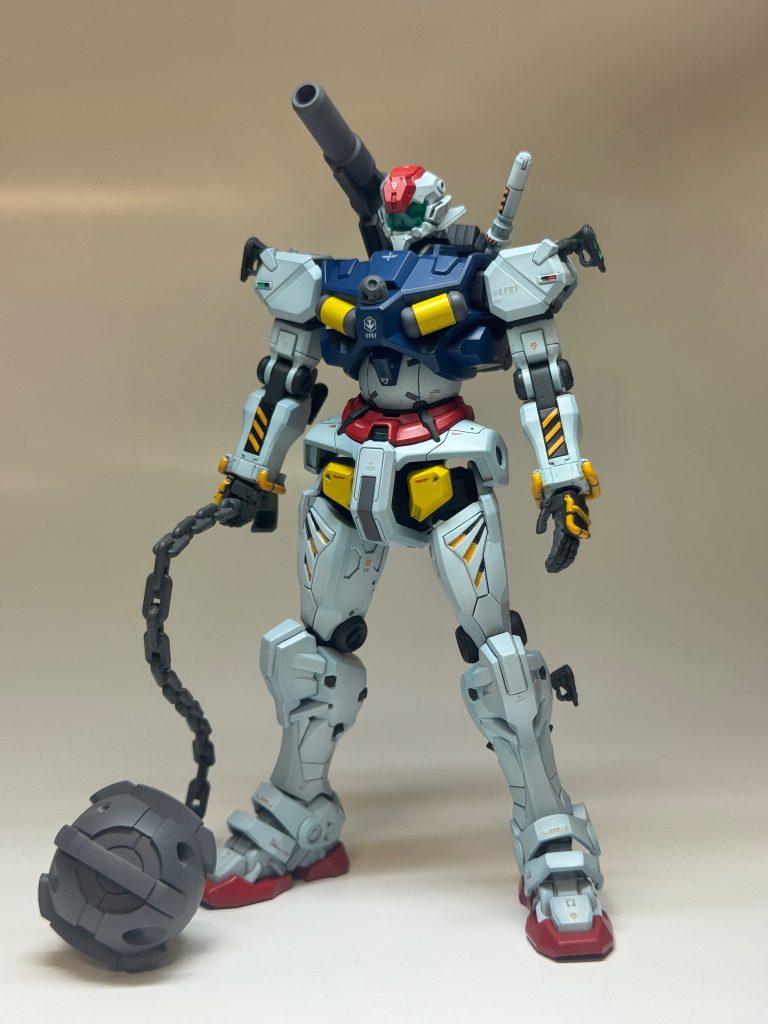 メインの白は水色系の下地からの立ち上げで、少し青っぽい白にしています。赤いガンダムから拝借したハンマーの黄色は塗れてませんσ(^_^;)