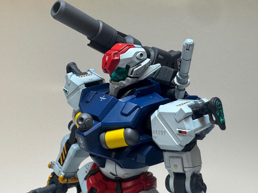 頭部は劇中を参考に頭頂部を赤くしてみました。プレバン版はパーツどおりの色分けでしたけど…