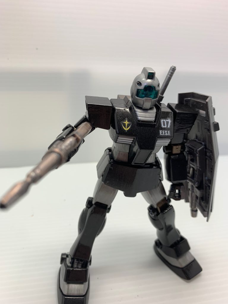 ビームライフルを持たせました。スプレーガンはシールド裏に装着。