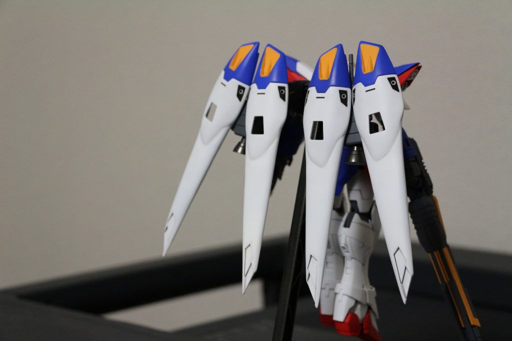 羽は旧キットの物をベースにしていますがかなり延長しています。