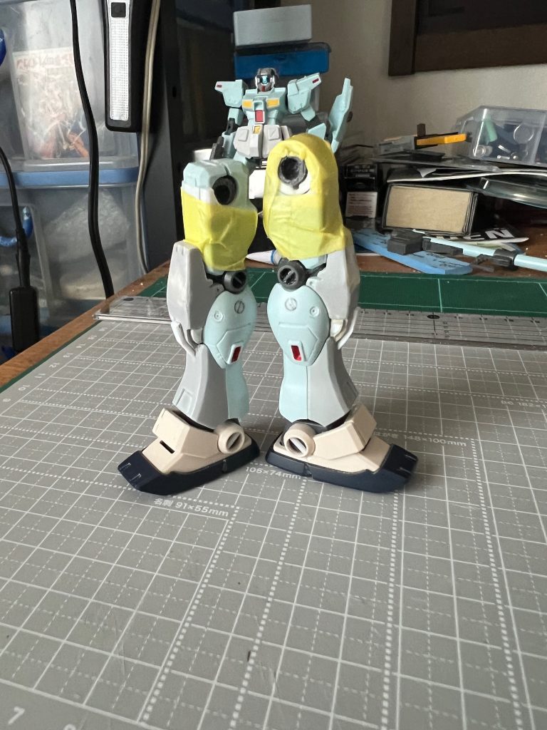 太腿基部を円筒形にすると5mmほど脚が長くなりました