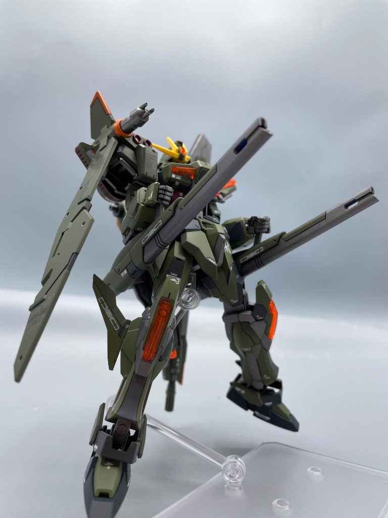 少しはオリジナリティも出したくて、背面にビームキャノンを装備！