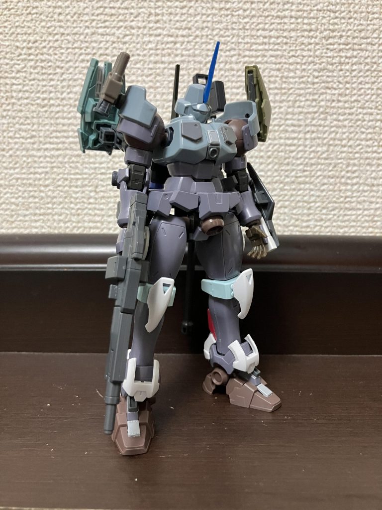 レオンの腰パーツを手に入れたんでフロントアーマー変更してみましたが、思ってた以上に横幅が広く感じますね。緑のパーツ外した方がバランス良いのか、色も浮いてるから余計に違和感あるのか、塗装すれば馴染むのか…まぁ軽装の時はノー [&hellip;]（3枚目）