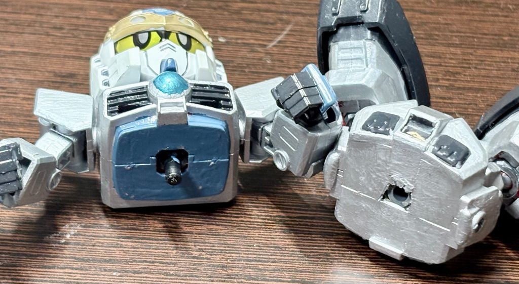 SDEXとミキシングしただけでなく、頭部と腰もボールジョイントを仕込んで更なる可動化をはかった。