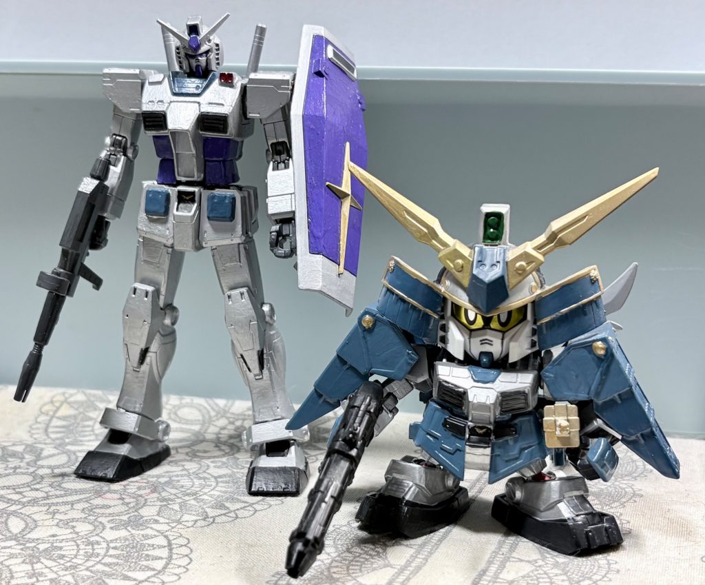 オリジンガンダムリペイントのG3と並べる。どっちもシルバーが綺麗😍
