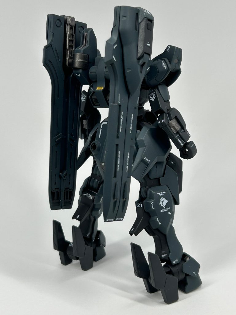 市販のジョイントを使用して、武器を背面に接続しました。
