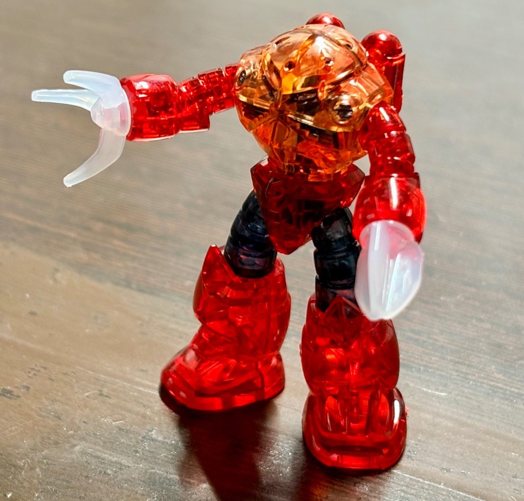可動は腕のみボールジョイントで動くが、動かなくても良いくらい存在感がある(zaku-kao5)