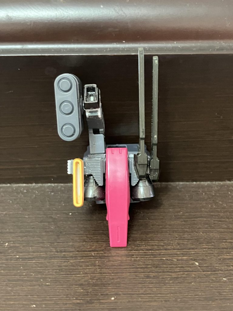 レオンの腰パーツを手に入れたんでフロントアーマー変更してみましたが、思ってた以上に横幅が広く感じますね。緑のパーツ外した方がバランス良いのか、色も浮いてるから余計に違和感あるのか、塗装すれば馴染むのか…まぁ軽装の時はノー [&hellip;]（4枚目）