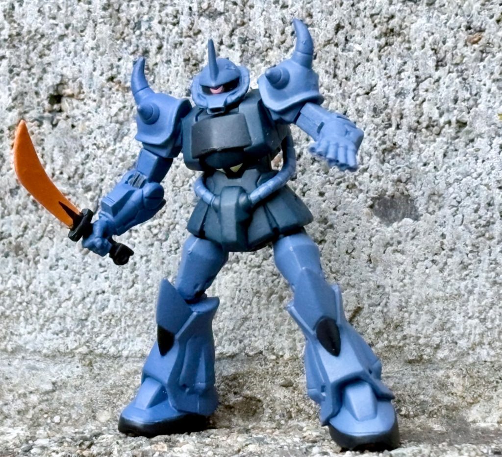 もはや説明不要のグフ。こちらもスミ入れしてある。昔のガチャガチャのGSIGHTシリーズのグフ。2002年当時、ストラクチャー付きで300円くらいで売ってたけどブックオフで215円で買った。劣化は一切見られなかった。
