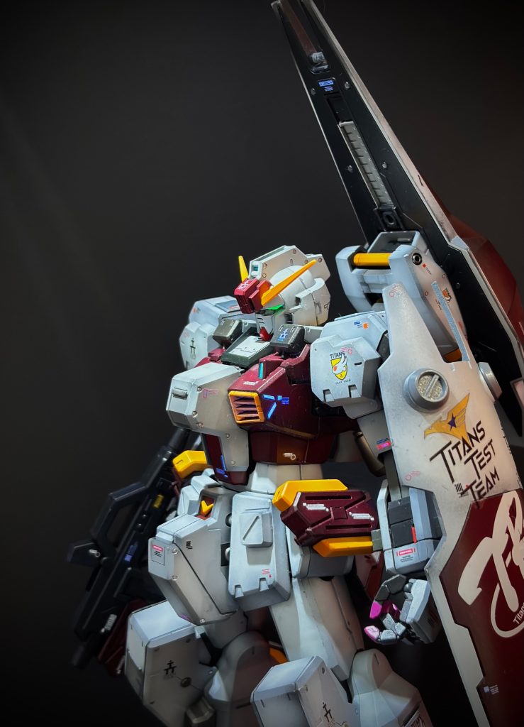ティターンズテストチームのデカールを自作しました。公式とは違う勝手に考えたやつですが。型式デカールなど他にも数点自作してます。ブースター上部にメタルパーツ。（わかりにくい）