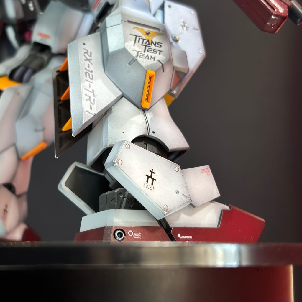スネ横とふくらはぎにも自作デカール。と、かかとにメタル手芸パーツ。