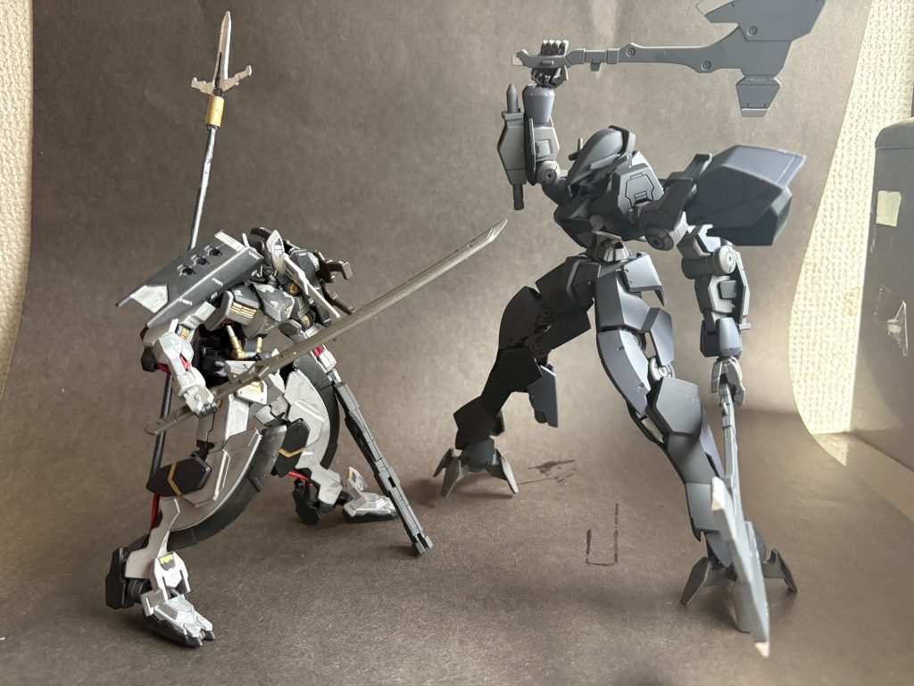 左のバルバトスはノーマルと身長は変わらないのでサイズ感がすごい