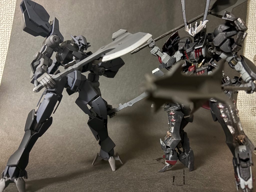 前に作った武者バルバトスと。両方とも大きいので怪獣大決戦みたいになってしまった。