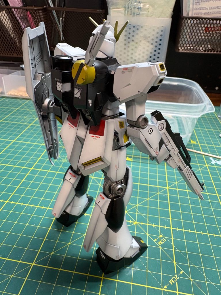 塗り分けはスカート後ろの黄色腰の中のフレーム部だけパーツ分割の色分けが昔のHG余裕で超えててビックリでした。