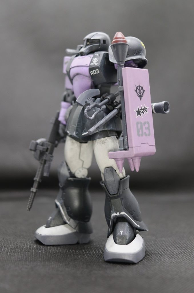 腰にはヒートホークとシュツルムファウストを2本付けられるキャリアーを自作してつけてます。オリジン版ザクには太もも前にスジボリが入ってますが、ムチムチの太ももを表現したく、あえて消してます（後ろ側のスジボリはそのまま）