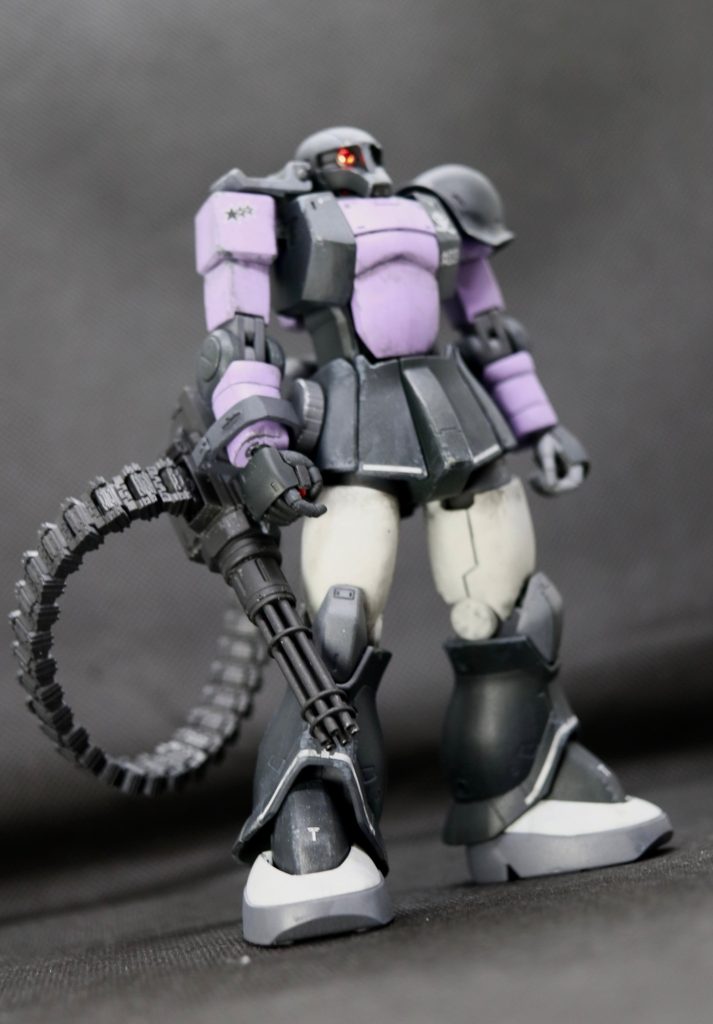 遊び心で、ガトリング砲を持たせてみました。旧ザクは無骨なので、ヘビーな武器も似合いますね。
