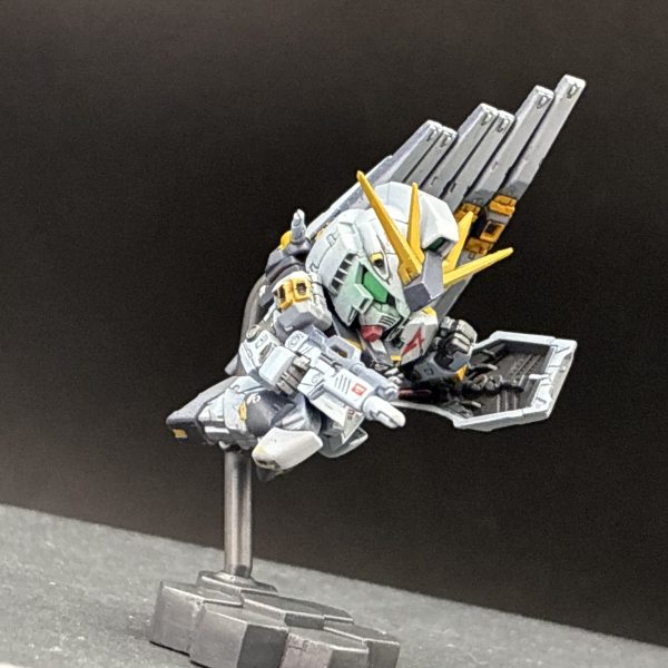 初スペリオルディファインのνガンダムが完成しました😃サザビーとセットで1作品と言わんばかりのポーズの割に向き合わないので、台座も高低差とアームの角度を加工しています。真横はつまらないなと感じたので、体を少し開いた感じでサザビーと向き合うよう首の角度を少し変え、あとはひたすらマスキングしてエアブラシ全塗装しました。あとはサザビーも塗装して、台座も多少アレンジしたら、まとめて完成投稿します😃（2枚目）