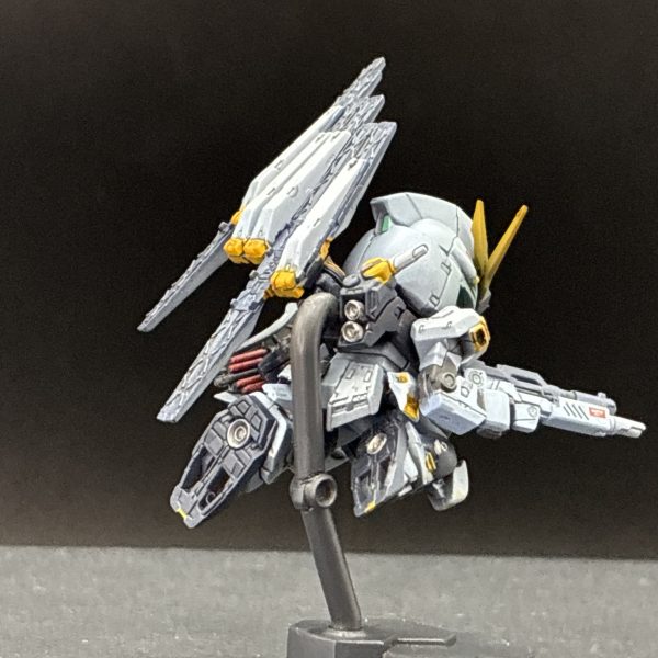 初スペリオルディファインのνガンダムが完成しました😃サザビーとセットで1作品と言わんばかりのポーズの割に向き合わないので、台座も高低差とアームの角度を加工しています。真横はつまらないなと感じたので、体を少し開いた感じでサザビーと向き合うよう首の角度を少し変え、あとはひたすらマスキングしてエアブラシ全塗装しました。あとはサザビーも塗装して、台座も多少アレンジしたら、まとめて完成投稿します😃（3枚目）