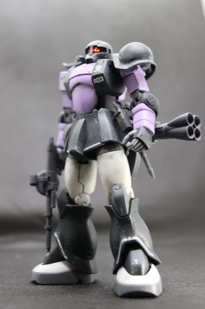 2006年発売で足短い・胴短いキットだったので、オリジン版シャア専用ザクⅡの脚などをミキシングして、スタイル改修＋LED電飾＋全塗装(スプレー缶)で仕上げました。
