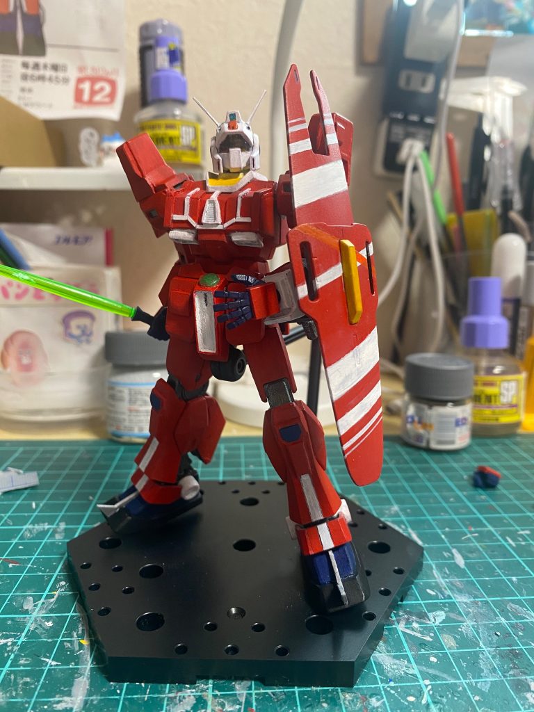波動ガンはありませんが、サーベルとシールドを持たせてみました。