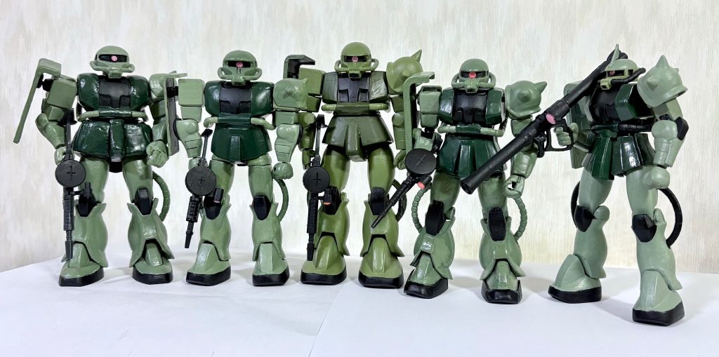 ザクレンジャー集合。旧キット、MSVマインレイヤー改造、FG改造、リバイブ版と旧キットのミキシングの5機が並ぶ。