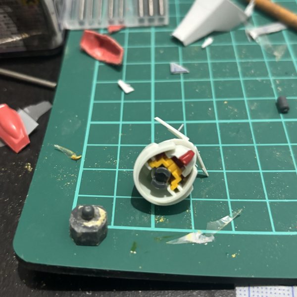 制作記録5元キットは首の上下ができないので、YouTubeを参考にボールデンアームアームズについているボールジョイントを埋め込んでみました。顎を引くことはできましたがまだ首が長いような感じがするのでしばらく微調整です。&nbsp;（2枚目）