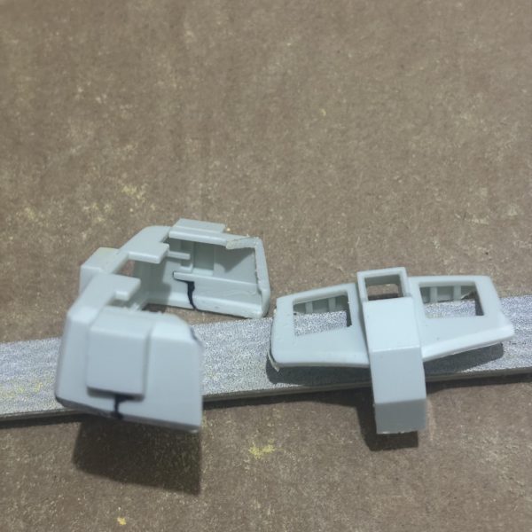 制作記録6腰アーマーの合わせ目を消したくて分割線を変更したところ、見事にカットする場所を間違えてしまって変になってしまったのでエポキシパテで調整...細かい処理を行なってとりあえず完了したいと思います。（2枚目）