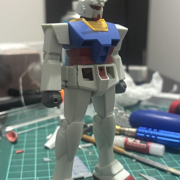 制作記録6腰アーマーの合わせ目を消したくて分割線を変更したところ、見事にカットする場所を間違えてしまって変になってしまったのでエポキシパテで調整...細かい処理を行なってとりあえず完了したいと思います。（3枚目）