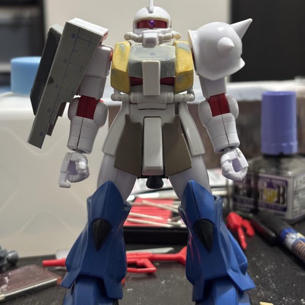 制作記録3シールドにプラ板でカバーを取り付け、ジャンクパーツを貼り付けてみました。バックパックはシンプルすぎたのでジャンクバーニアを取り付けました。AIの進歩がすごく、撮った画像から線画が生成できるのでカラーシミュレーションも捗りますw（2枚目）