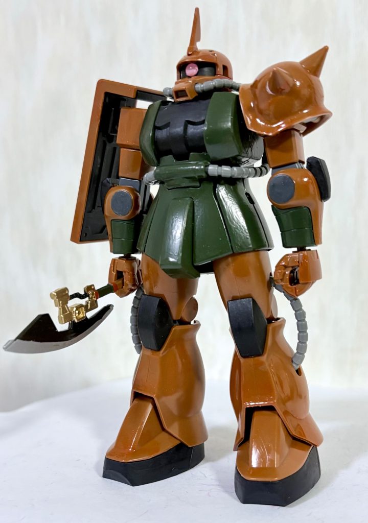 フロントビュー。この機体はファースト本編では影も形も無かったが後年になって登場した。セレモニー的な場面で乗る事が多かったらしいので、汚し塗装はせず、ブラウンを光沢塗りしてつや消しブラックと濃緑色でメリハリをつけた。