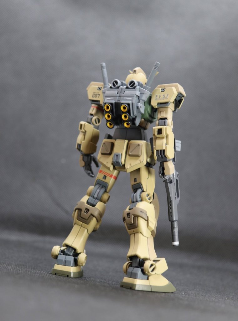武器マウントを外したシンプルなバックショット。ヘリウムコア(腰アーマーの四角いブロック)の裏にネオジムを埋め込みました。