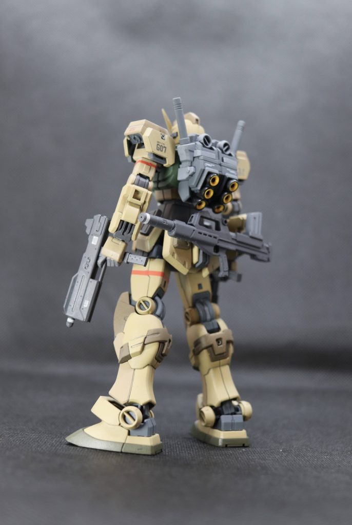 ガンダム7号機が実戦データ取得を目的にオーストラリアのトリントン基地に極秘裏に配備されたら。。。という脳内設定(でっち上げ)で作ってみました。細かいところは大目に見てください。地上戦仕様で、ビームライフルより実体弾を使うジム・ライフルをカスタム(サプレッサー装着等)して使い、サブとして2丁のサブマシンガンを装備してます。地上戦向けということで、目立つ白色からアースカラーに塗装されました。