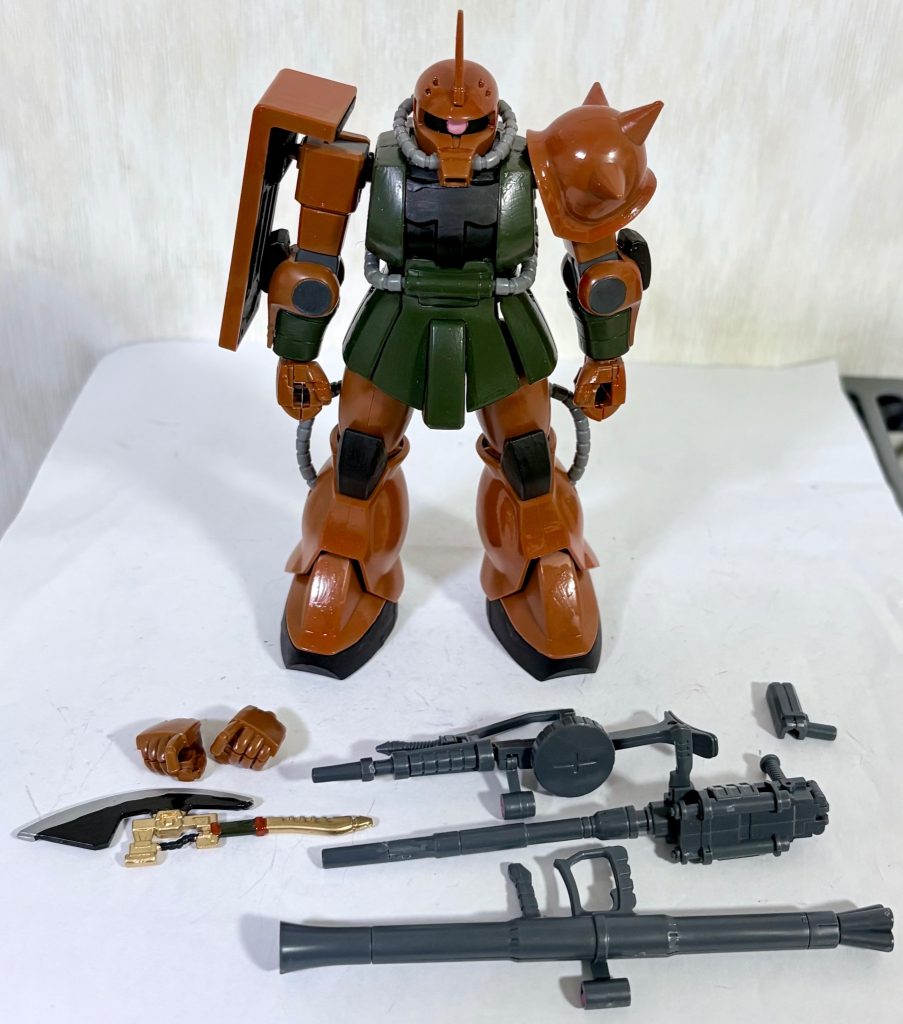 セット内容。ハンドパーツも少ないが武器はザクマシンガン、ザクバズーカ、マゼラトップ砲、専用ヒートホークと意外と豊富。