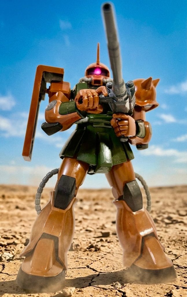 マゼラトップ砲を装備。実はガルマザク自体は夏ごろにアサルトキングダムのザクをリペイントしたモノを投稿済みであるが、HGUCでも作りたいと思い、Amazonで再販版が出たので購入した(zaku-kao6)