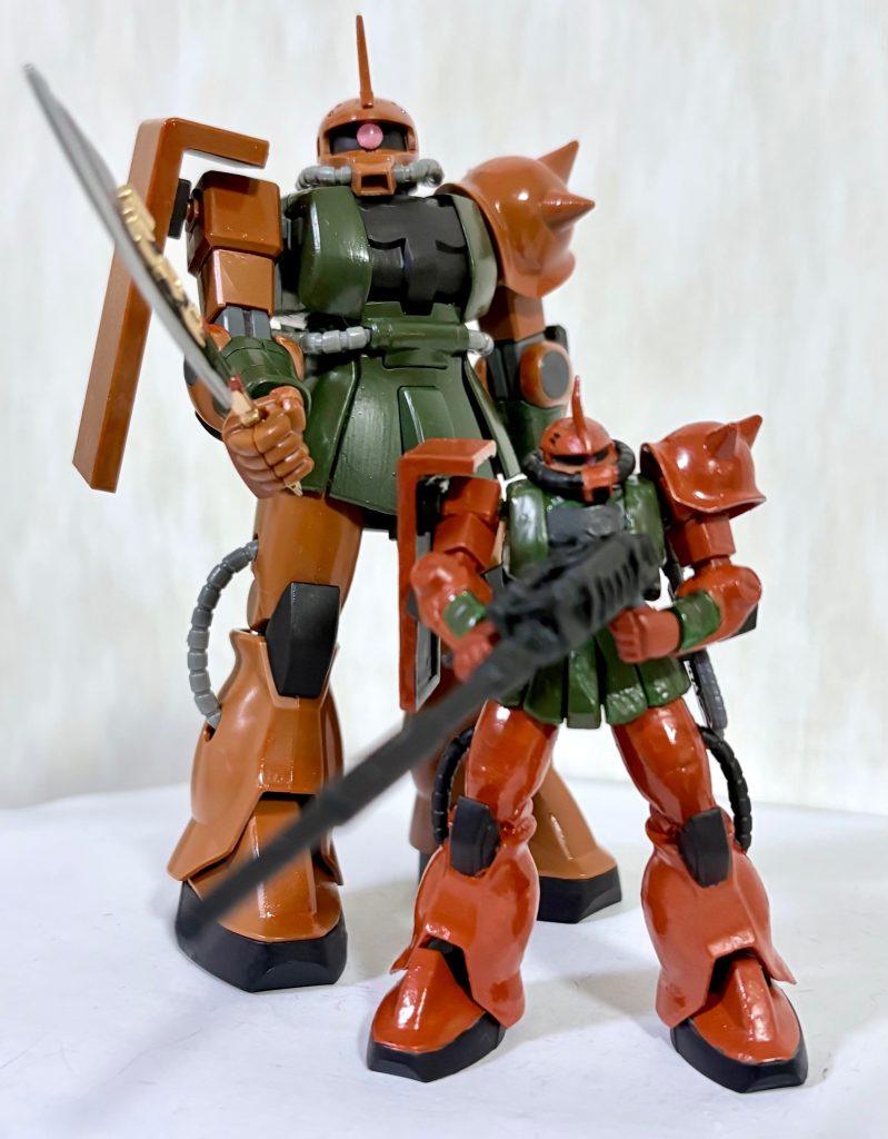 アサルトキングダム版とツーショット。大分印象が異なる(zaku-kao2)