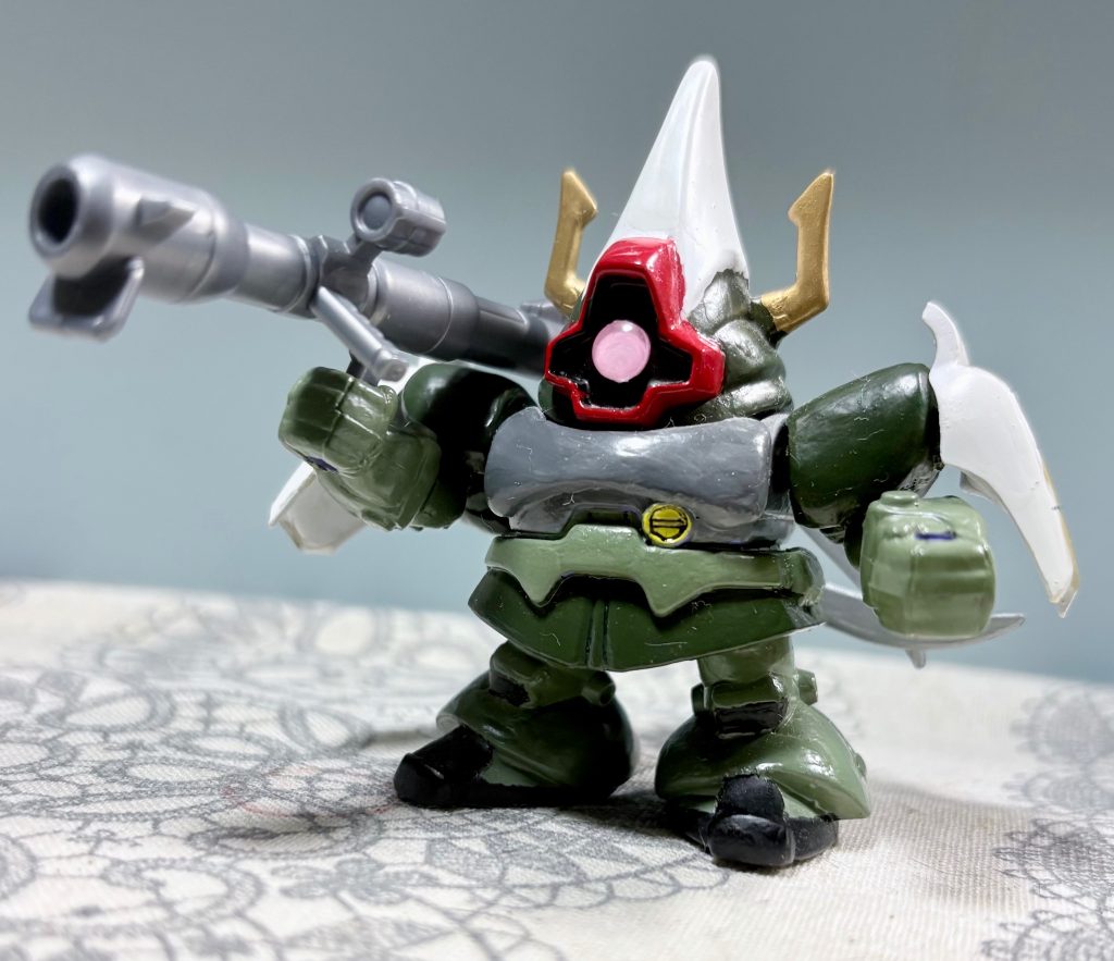 過去作の武者ドムにモビリティジョイントドムのジャイアントバズを持たせる。意外と似合う(zaku-kao5)