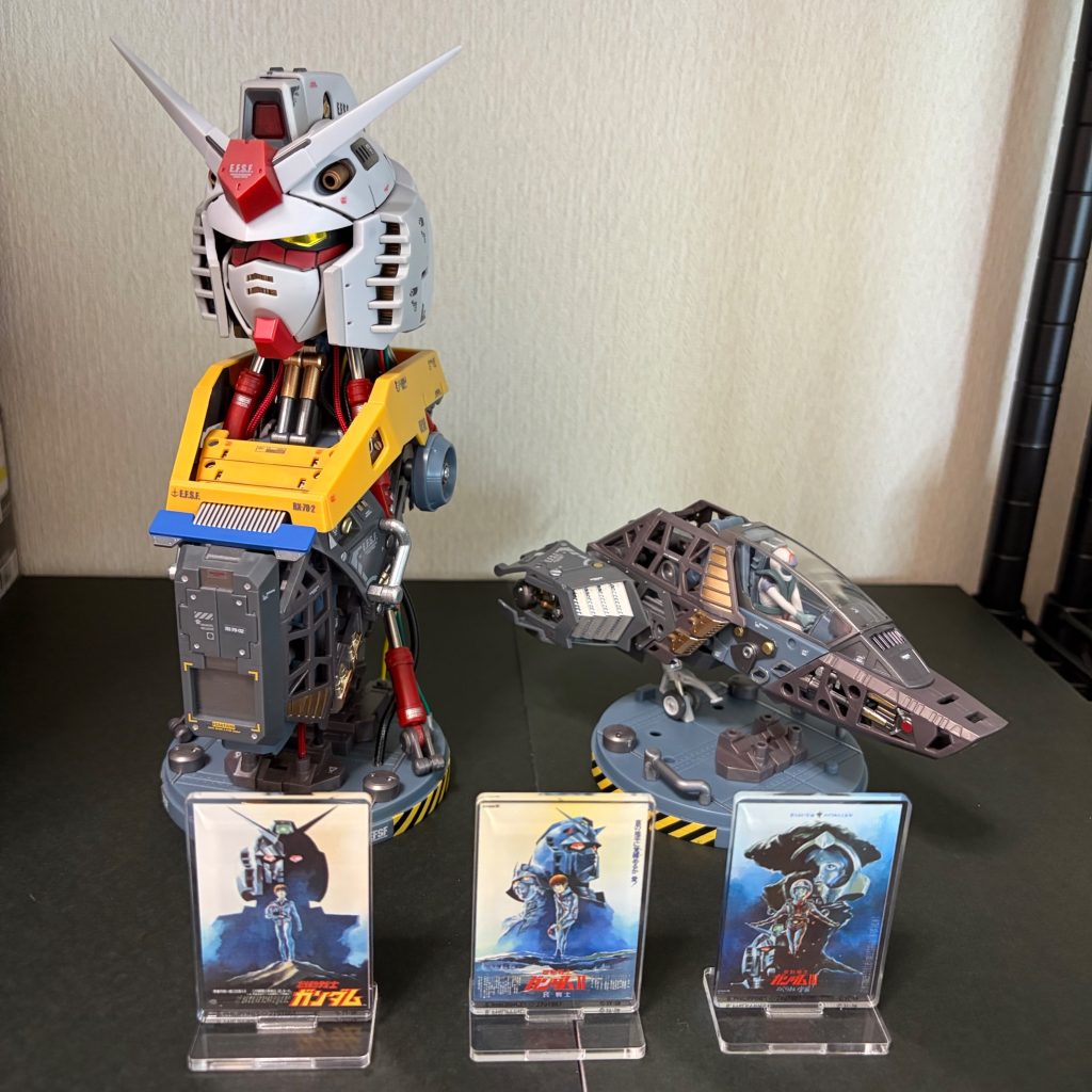 以前に購入したガチャのファーストガンダム映画3部作ポスターのアクスタと一緒に