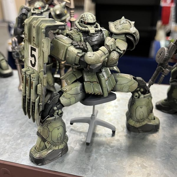 表題の新作ジオラマも含めて展示会参加します。11/7/8 (土、日曜日)2日間。静岡ホビースクエアにて「SCM-静岡キャラクターモデラーズ-展示会」が開催されます。申し込み開始4分で枠が埋まってしまい参加を諦めておりましたら前回のウェザーリポートでお知り合いになったサニー・ワークスさんからお誘いを頂き、今回3人組のサークルで参加出来る事となりました。もう1人は前回のSCMでお知り合いになったオヤジGUNさんです。ジオラマを持って行くのがしんどくて毎回近所のホビースクエアでの展示会参加となりますが宜しかったらジオラマ見に来て下さい。私は3作品を予定しています。サニーさんもジオラーで私よりもカッコいいジオラマ作ってらっしゃいます。オヤジさんの「ザクのシャドウカンパニー/私が勝手に付けたタイトルですが😅」必見です。サークル名は「ガンズアンドワークス」だそうです。受付過ぎて向かって正面右27番卓になります。19卓では私の息子も展示しております😁尚、新作ジオラマは何とか来週中にはGUNSTAにアップできたらと思ってます😓🙏(5枚目)