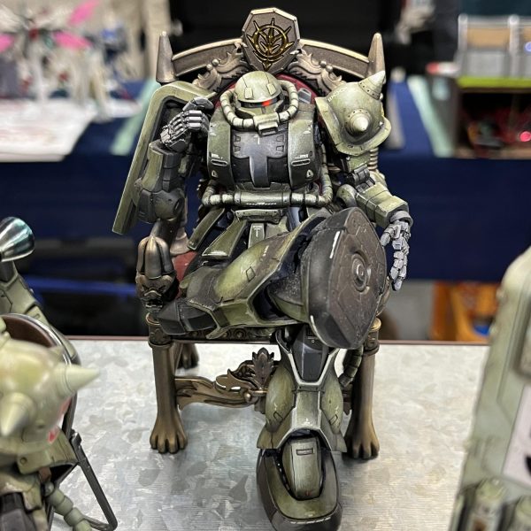 表題の新作ジオラマも含めて展示会参加します。11/7/8 (土、日曜日)2日間。静岡ホビースクエアにて「SCM-静岡キャラクターモデラーズ-展示会」が開催されます。申し込み開始4分で枠が埋まってしまい参加を諦めておりましたら前回のウェザーリポートでお知り合いになったサニー・ワークスさんからお誘いを頂き、今回3人組のサークルで参加出来る事となりました。もう1人は前回のSCMでお知り合いになったオヤジGUNさんです。ジオラマを持って行くのがしんどくて毎回近所のホビースクエアでの展示会参加となりますが宜しかったらジオラマ見に来て下さい。私は3作品を予定しています。サニーさんもジオラーで私よりもカッコいいジオラマ作ってらっしゃいます。オヤジさんの「ザクのシャドウカンパニー/私が勝手に付けたタイトルですが😅」必見です。サークル名は「ガンズアンドワークス」だそうです。受付過ぎて向かって正面右27番卓になります。19卓では私の息子も展示しております😁尚、新作ジオラマは何とか来週中にはGUNSTAにアップできたらと思ってます😓🙏(4枚目)