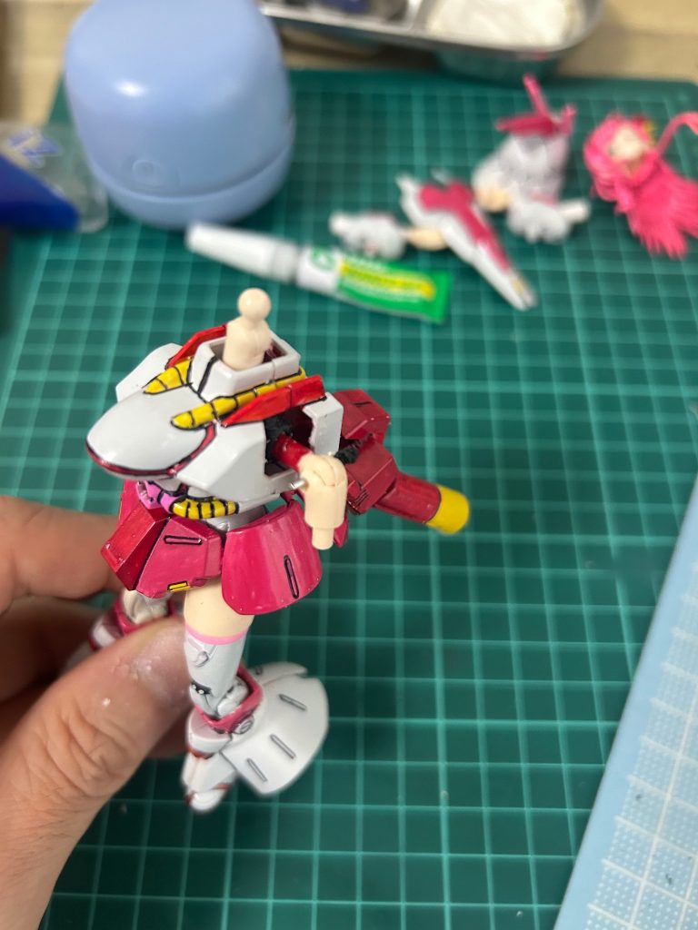 1番大変だったのは肩部ですね。どうやって付けたらいいものかと悩んだすえ穴を開けて真鍮線を入れ、接着剤で付けるとゆう荒技でいきました。途中肩の付け根からボッキリ行くなど発狂がありました…