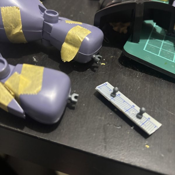 制作記録2足まわりの制作を行いました。【足首】　足の中にスペーサーとしてダイソーのミニブロックを複数重ねて、ミニブロックのボールジョイントを加工して埋め込みました。足首の接続は、元キットのパーツにボールジョイントの受けを接着固定しました。【太もも】太もも上部にボールデンアームズのボールジョイントを埋め込み、腰回りにプラ板を設置して受けを入れました。足首は多少動くようになりましたが、基本的に可動範囲も大きくないので後ハメ加工の副産物のような感じになりました。（3枚目）