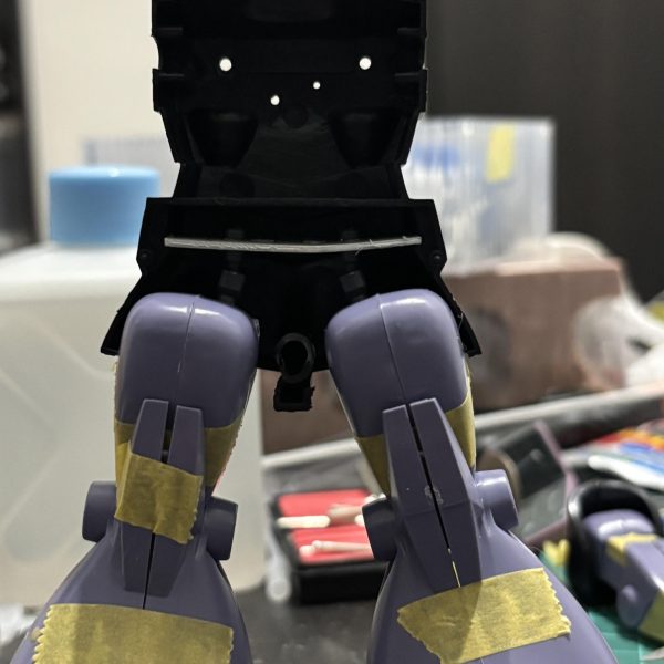 制作記録2足まわりの制作を行いました。【足首】　足の中にスペーサーとしてダイソーのミニブロックを複数重ねて、ミニブロックのボールジョイントを加工して埋め込みました。足首の接続は、元キットのパーツにボールジョイントの受けを接着固定しました。【太もも】太もも上部にボールデンアームズのボールジョイントを埋め込み、腰回りにプラ板を設置して受けを入れました。足首は多少動くようになりましたが、基本的に可動範囲も大きくないので後ハメ加工の副産物のような感じになりました。（4枚目）