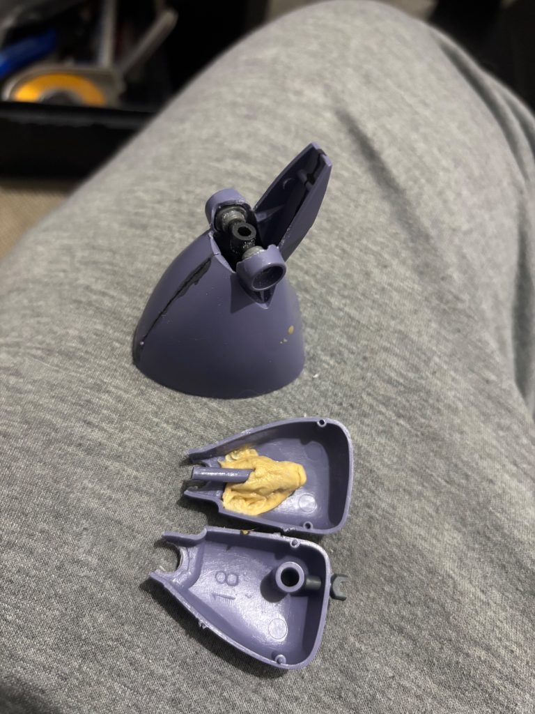 作品名：<p>膝関節加工するの面倒だから横から穴開けてプラ棒通そうとしたらミスってグラグラになり…. 結局膝関節にプラサポと3mmポリキャップを仕込みましたw 旧キットも1日1時間ずつくらいで作ってるけどなかなか進まなくて [&hellip;]</p>
